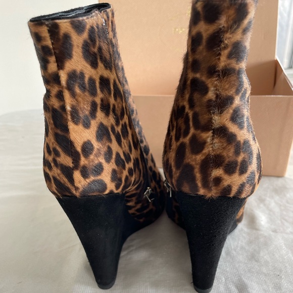 2000s Prada Pony Hair Leopard Print Cheetah Heels – Dolce  Brand New Prada Genuine Pony Hair Leopard Pattern Booties In Original Box